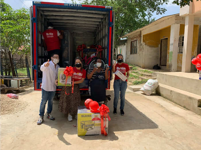 un camion cargado de regalos llego a pital ? brilla gases del caribe