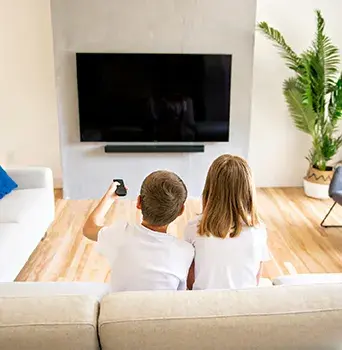 Consejos para que el sitio para ver televisión en familia sea cómodo para todos. ¡Remodela!
